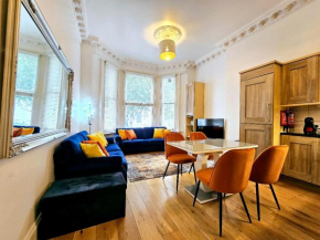 Lovely Ground Floor Home with High Ceiling and a Private Garden by Earl's Court Station